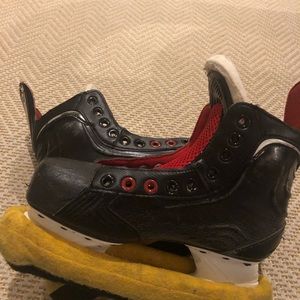 Hockey skates with skate guards